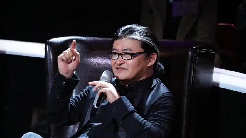 歌坛巨匠刘欢的暮年牵挂：父母离世女儿未婚，如今白发下的柔软心事