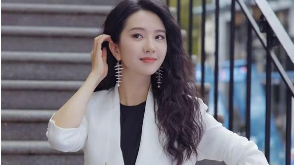 发现闺蜜与丈夫同款纹身，假装旅游提前返家，衣柜里动静让我寒心