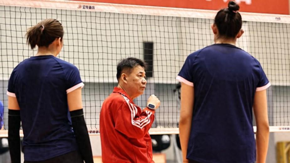 女排消息：郎平一家三口亮相，在美国与周深合影，能否回归女排？