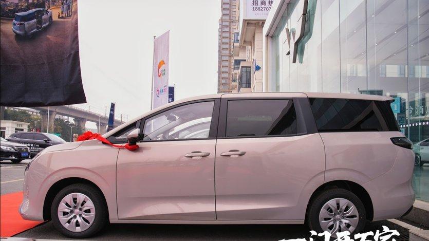 全能7座 一车三动力 五菱星光730武汉上市 7.3万元起