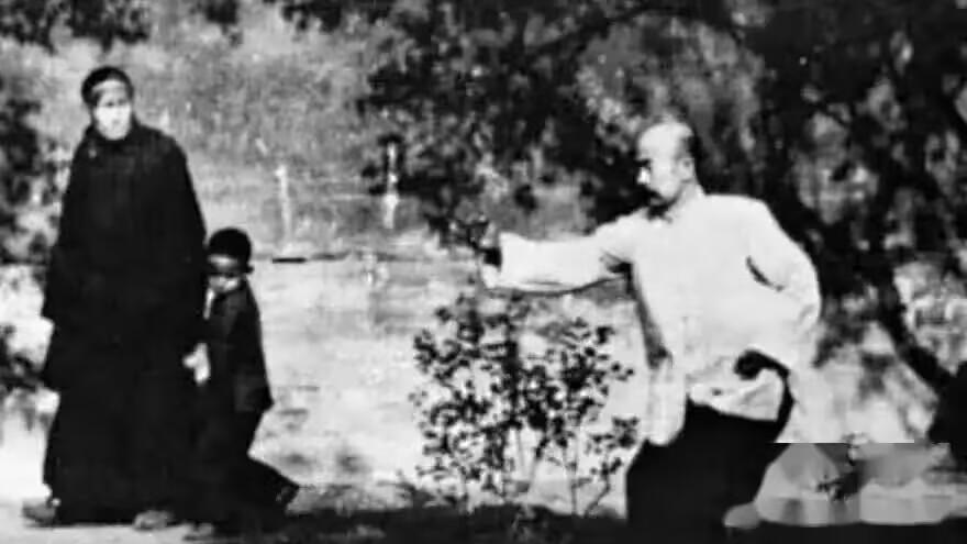 1901年，霍元甲挑战大内第一高手李瑞东，李瑞东：我让你打三招