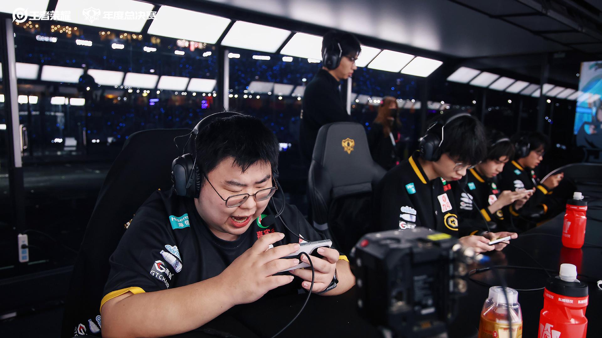 狼队输比赛又输人品，握手坐着并非头一次，一笙成唯一体面