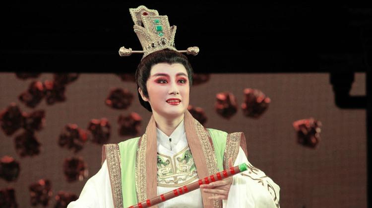 她是著名越剧女小生，嫁二婚丑男惹争议，如今过得怎样？