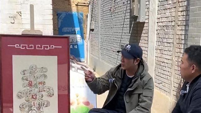 曝知名相声演员落魄卖草莓，曾退出德云社，如今路人合影得买两盒