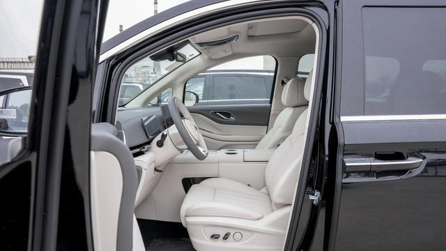 这台国产MPV真会卷！650km续航+四驱，看全新岚图梦想家