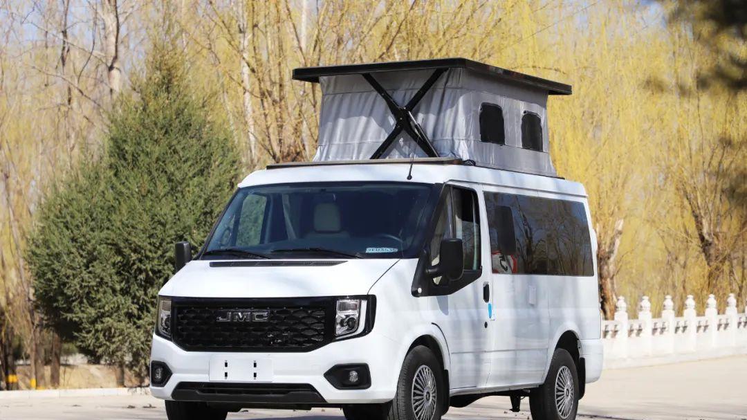 带升顶的露营车，3月20亮相成都房车展，不只有两张床还有卫生间