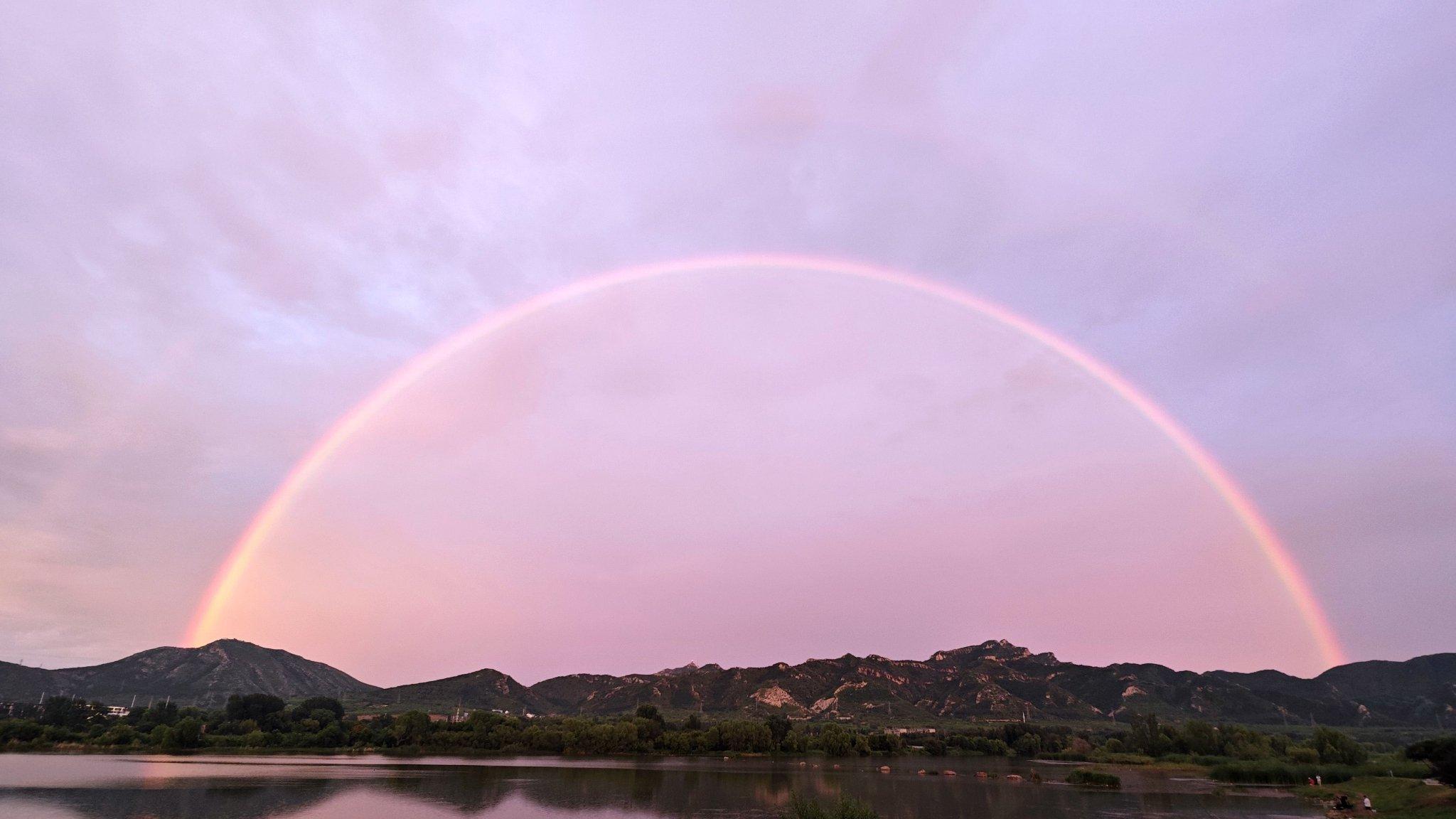 北方盛夏彩虹升腾，天宇五彩霞光