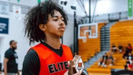 17岁华裔混血朱正正式签约上海男篮，将来想为国效力！五大看点：