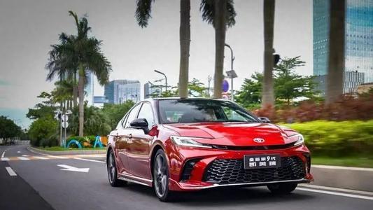 全新丰田凯美瑞，外观动感时尚，搭载2.5L混动，关键还便宜！