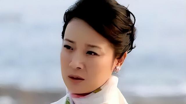 她是家喻户晓的演员，婚内多次出轨，却依旧在一起没离婚