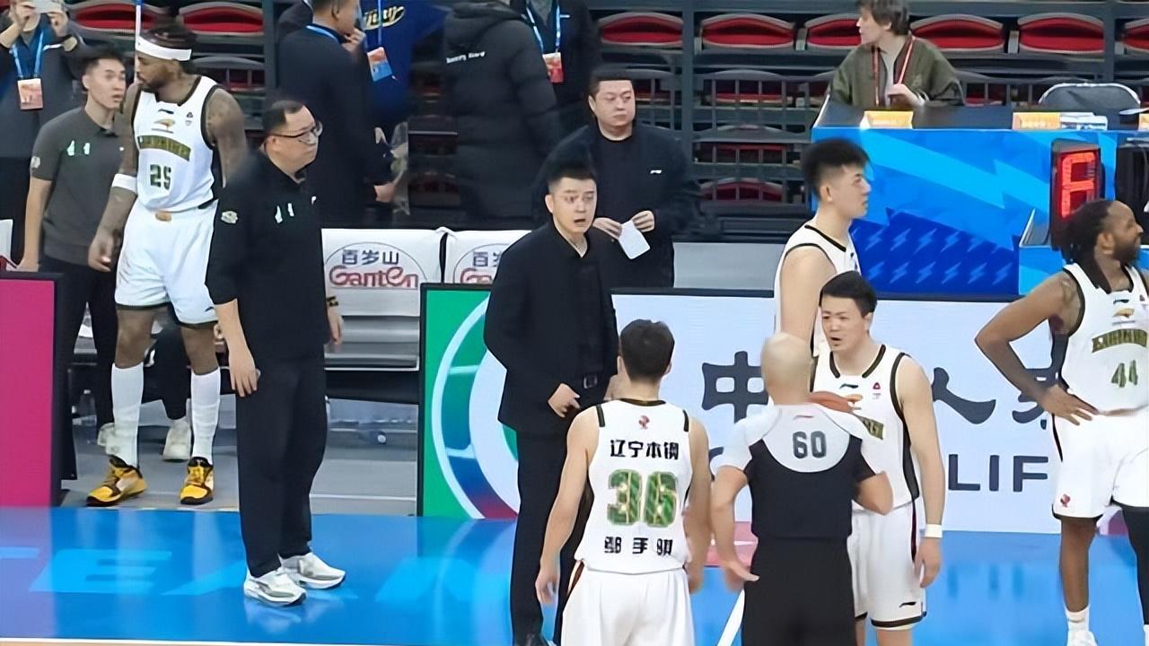 三T+1犯规被罚6球，媒体直呼看不懂，杨鸣：沉默只能换来得寸进尺