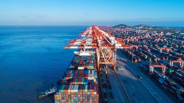 特朗普关税战自损，退让两步，克林顿罕见批评，中美共存成必然