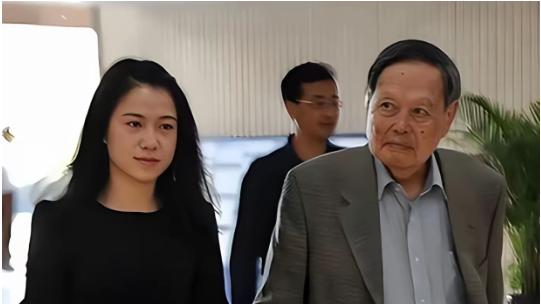 翁帆的“反常规”悼念：用21年沉默，写下最动人的情书​