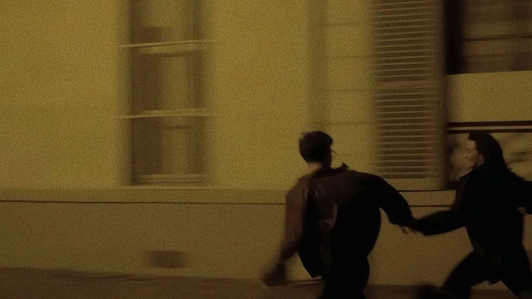 爱是在你看不见的地方忠诚于你，爱是在没你的地方以你为约束