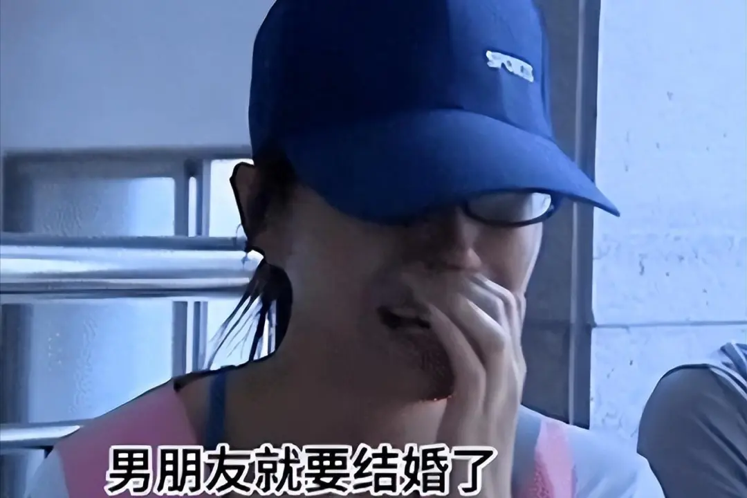 湖南一女子与男友恋爱8年，男子8次求婚全部被拒，另娶她人后，女友崩溃：你就个骗子