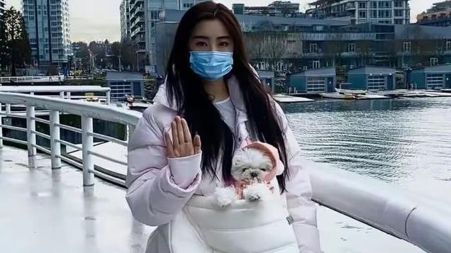 王祖贤在加拿大开艾灸馆！她穿针织衫亲自接待，长发素颜太惊艳