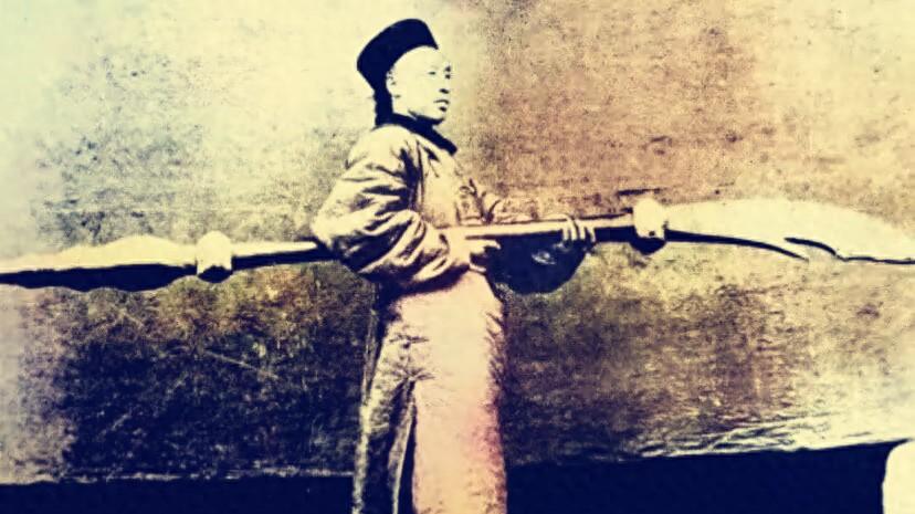 1897年，清末武状元张三甲罕见留影，镜头中他手持大刀，威武霸气