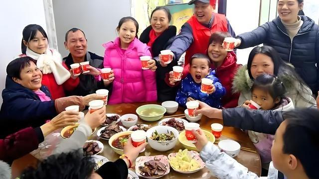 过年，小叔子一家来我家聚餐，我一个人忙活10口人的饭，婆婆看了塞给我3000块钱让我别做了