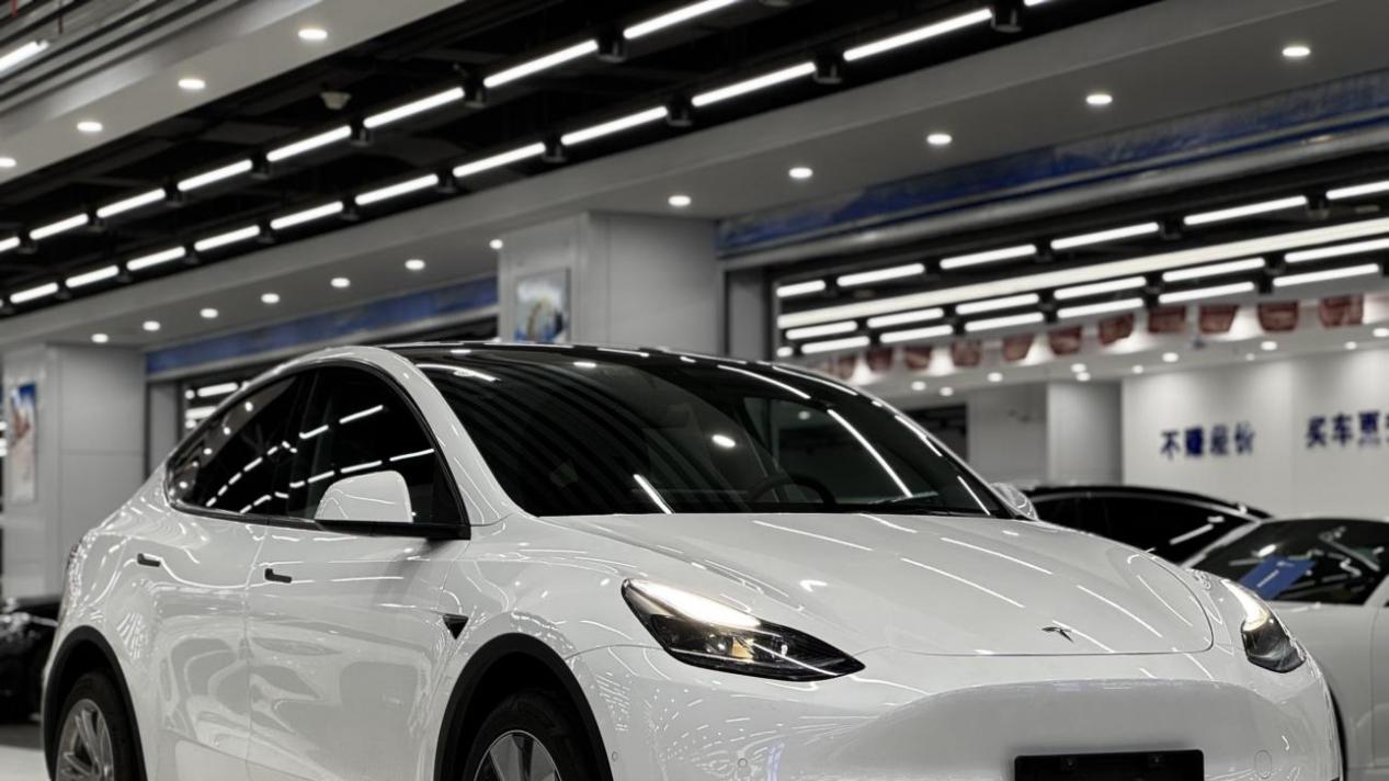 白色特斯拉Model Y长续航版，准新一手车，科技智能出行新选择！