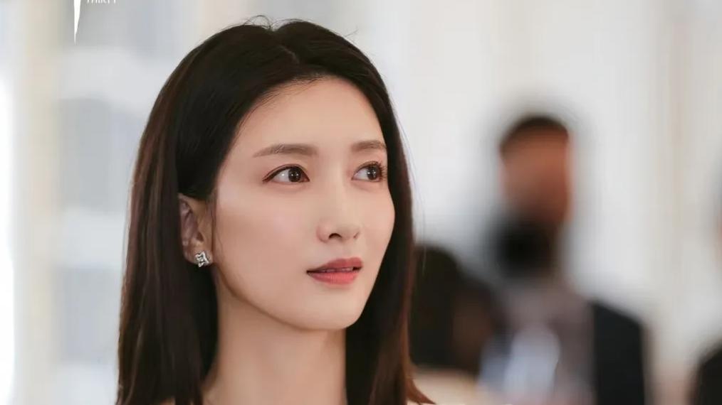 《三十而已》：梁正贤永远不知，他带王漫妮玩8万的潜水，送10万的健身卡，都比不上张志安排的4000元“铁饭碗”