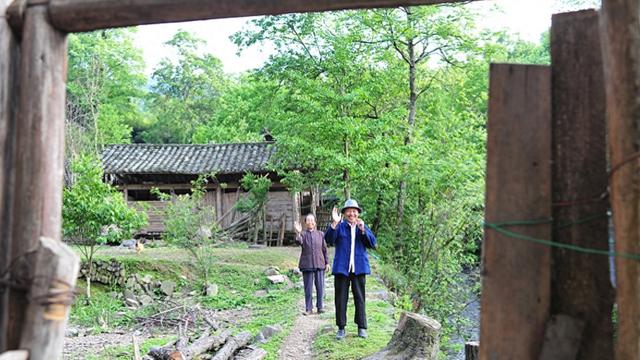 男子相亲 ，女方家要彩礼18万 讨价还价后 男生转身带走自己买的礼品