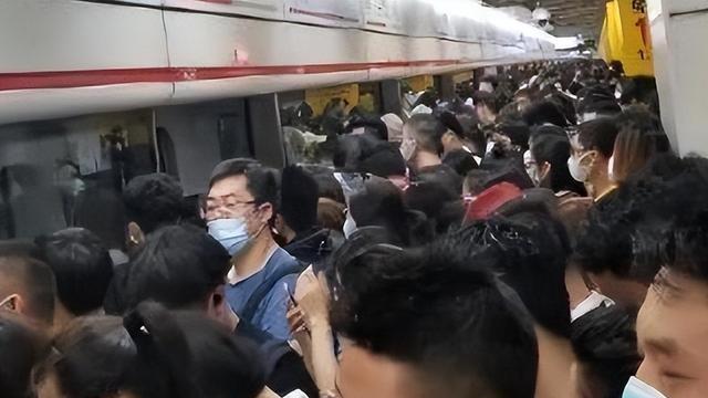 上海地铁“不明液体”后续！已经拘留，男子资料被扒，身份不简单