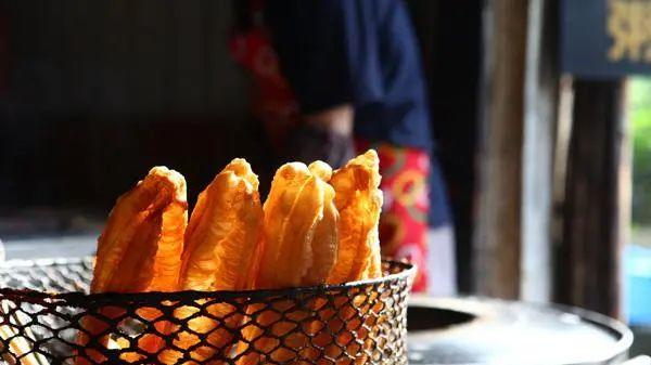 你知道为什么油条都是两根一起炸吗？