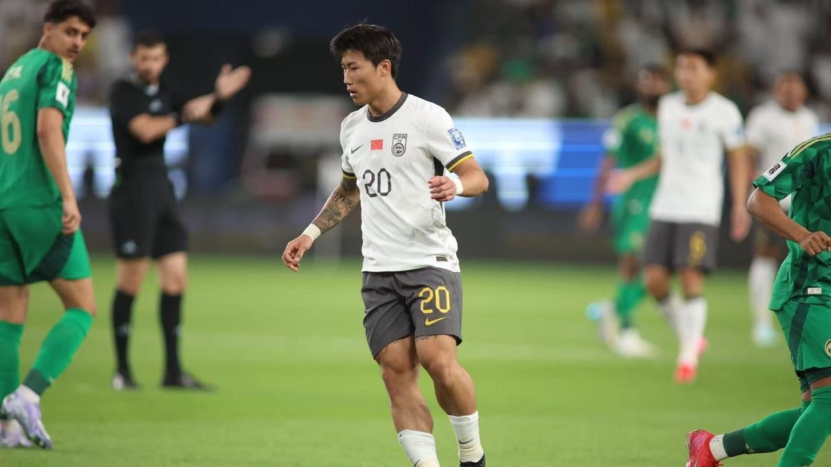 半场战报-横梁救险+对手进球被吹+林良铭染红，10人国足暂0-0沙特