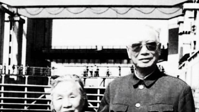 张震将军的全家福，百岁高龄听闻儿子去世的噩耗，60天后与世长辞