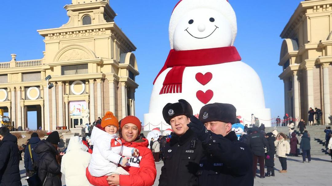 雪韵冰城擎盾护航 道里公安绘就冬季旅游平安画卷