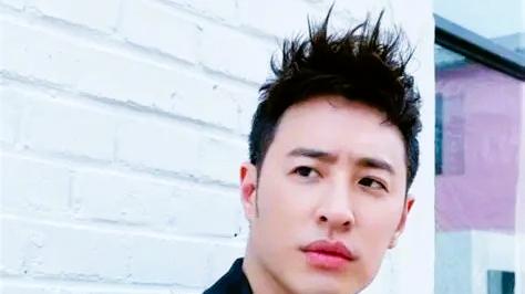 潘玮柏带家人度假，同款穿搭，画面好温馨