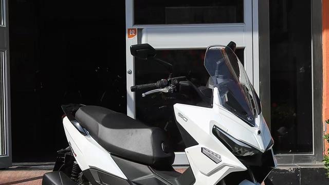 新款光阳Racing H150上市，平踏板设计实用，7.8升油箱续航无忧