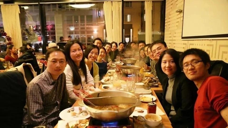 请重要客户吃饭，客户喊来两桌人，买单时我用一招让他傻了眼