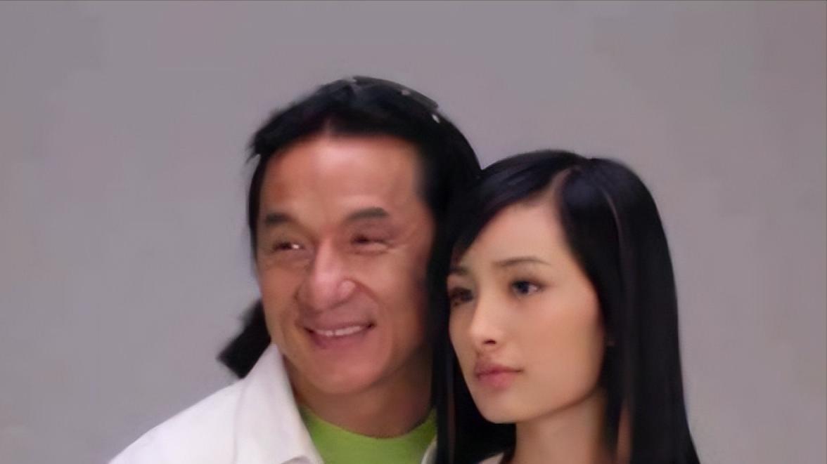 成龙和杨幂的广告合作，酬劳悬殊巨大，引发深思。一个国际巨星，一个初出茅庐的小演员
