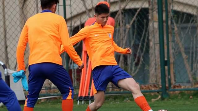 依木兰光折返跑了，泰山队中场双星技术流 韩鹏带队踢三镇 转正之战