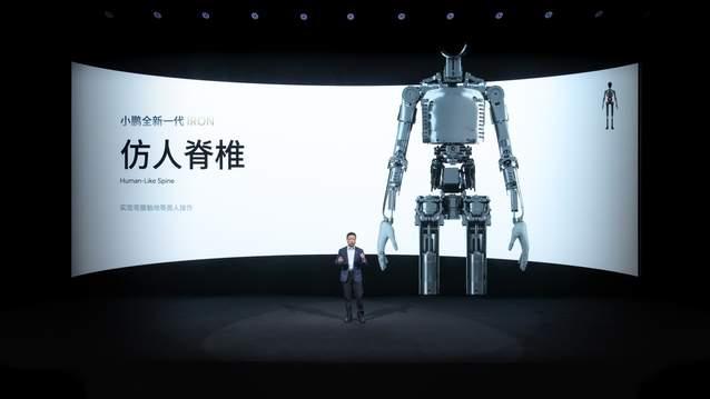 2025小鹏科技日：IRON人形机器人和飞行汽车亮相