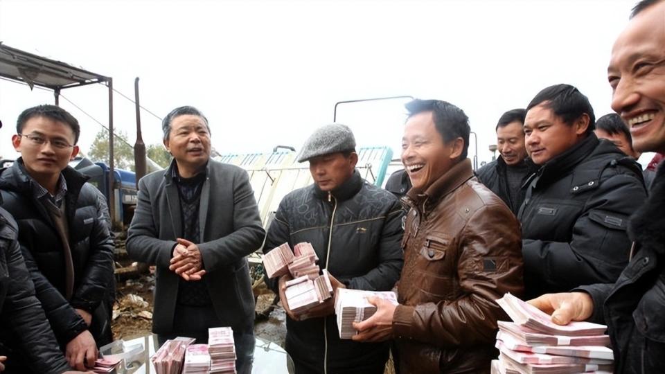公司给全体员工降薪，员工罢工集体抗议，月底收到工资条我懵了