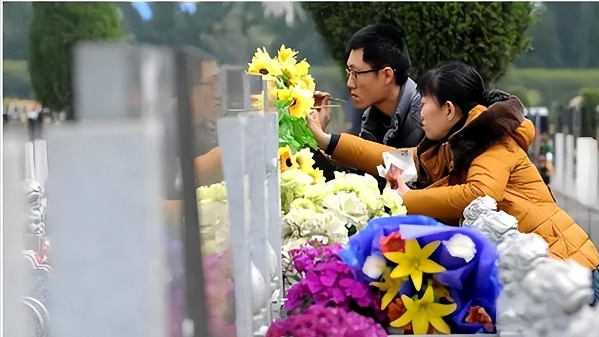 坟墓风水大忌，违之后人世代受“烂桃花”之苦，殊不知世人常犯之