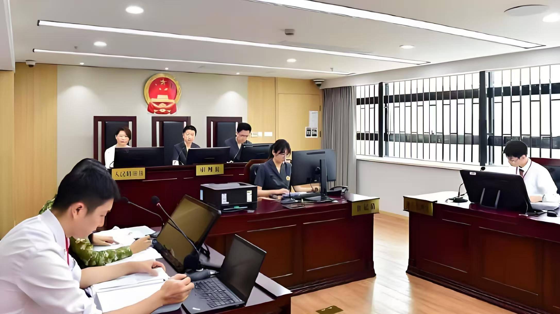 上海宣判海底捞小便案！17岁少年闯祸，家长被判赔220万