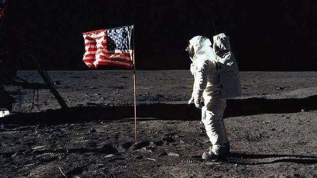 美国登月是假的？送给我国的1克月壤，藏着阿波罗登月的终极真相