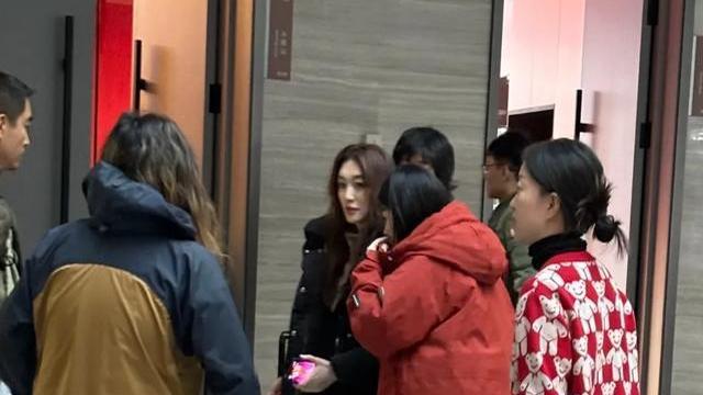 48岁李小冉哈尔滨亮相，笑容灿烂秀竹竿腿