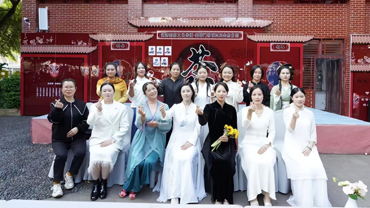 非凡的花式茶艺 灵动的优雅表演  ——吴德乐“川茶金花”实至名归