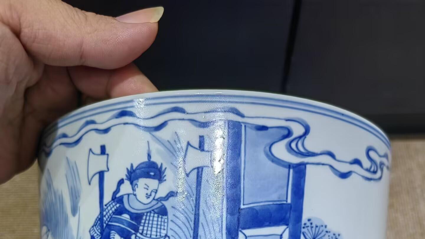 清花人物故事笔筒不仅是文房用具，也是艺术品