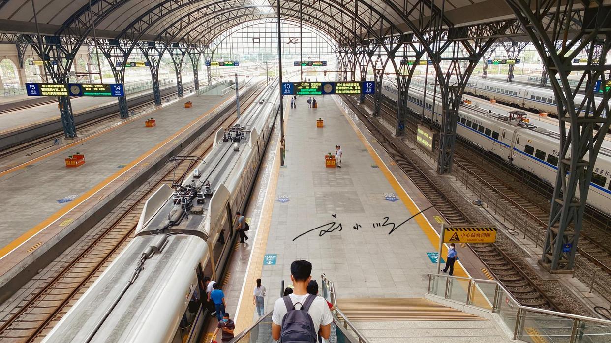 现在这个阶段，建议大家不要出国旅游，毕竟国内旅游更需要支持！