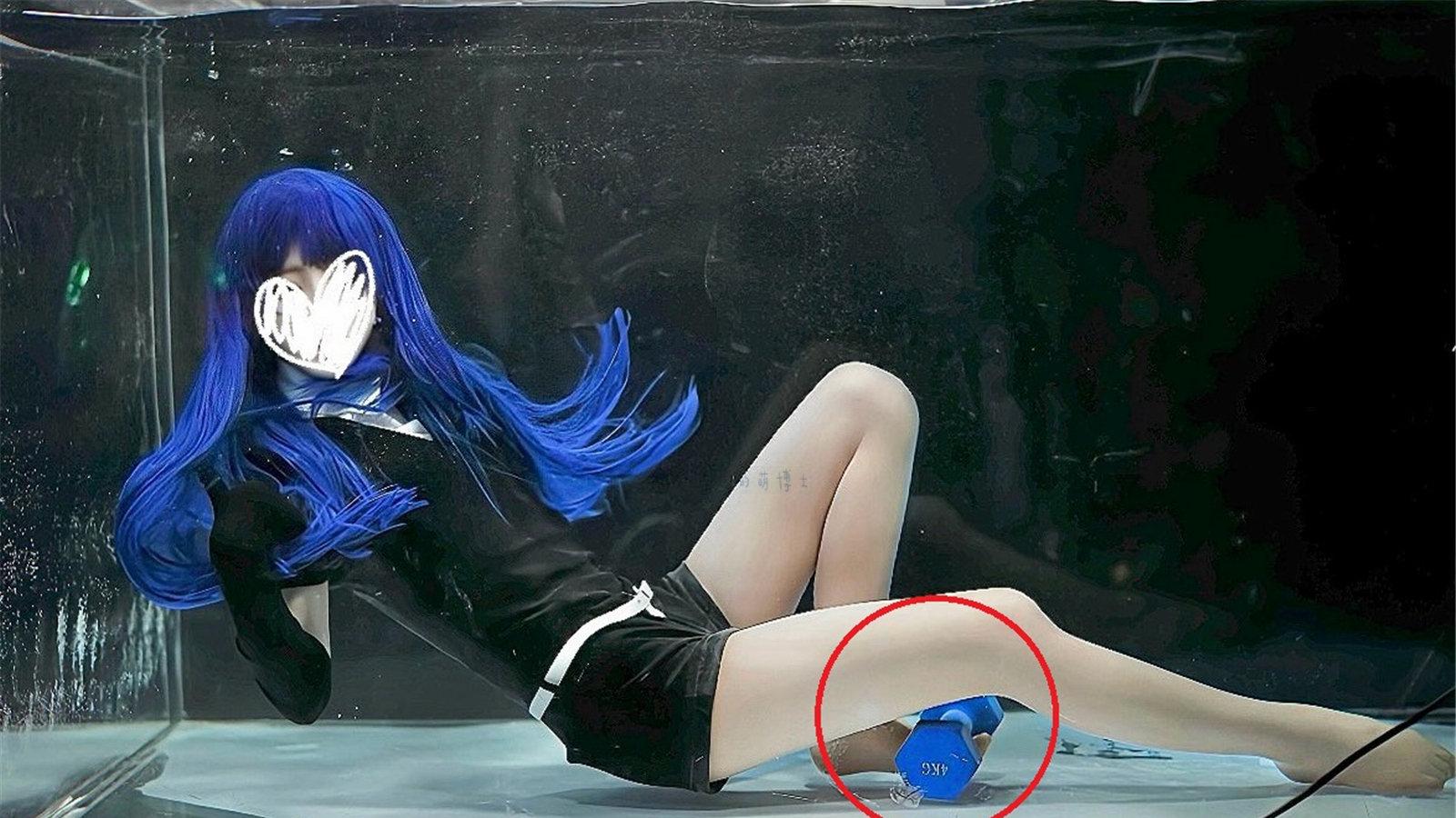 多亏了一个小道具，Coser成功在水中扮演《宝石之国》青金石