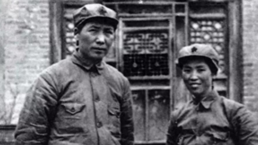 1993年毛主席百年诞辰，记者交给李敏一个樟木箱：你妈妈交给你的