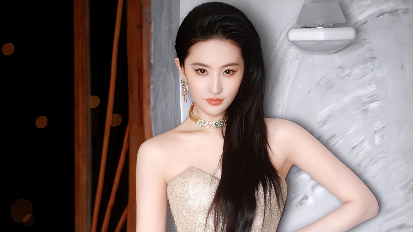 原来刘亦菲吃饭也是手机先吃，抹胸长裙造型美得毫不费力