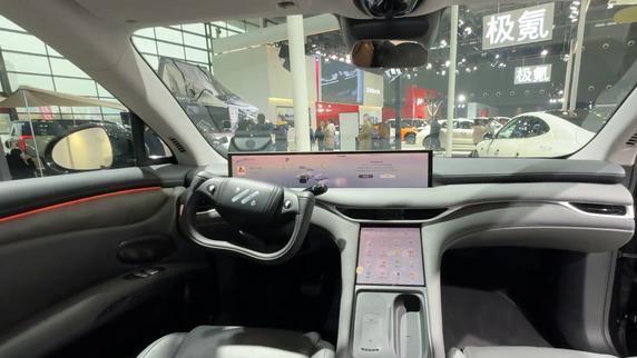 新款智己LS6剧院版、小米SU7Ultra亮相，增配4项功能，性能与配置全面升级