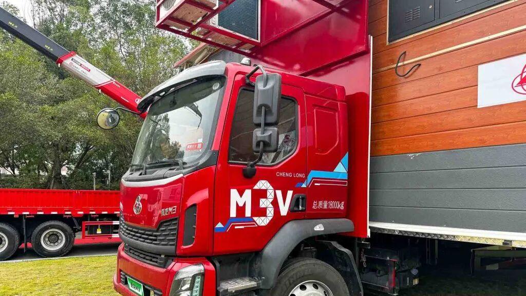 卡车秒变150㎡大酒店？哪里需要开席停哪里！乘龙M3V移动宴席车实拍