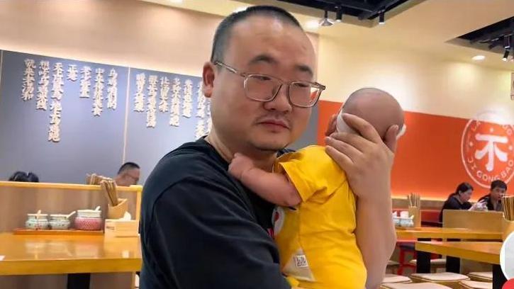 胖虎妈妈找保姆带妹妹，二胎育儿挑战重重，大家来说说带胖虎去康复的那些事吧